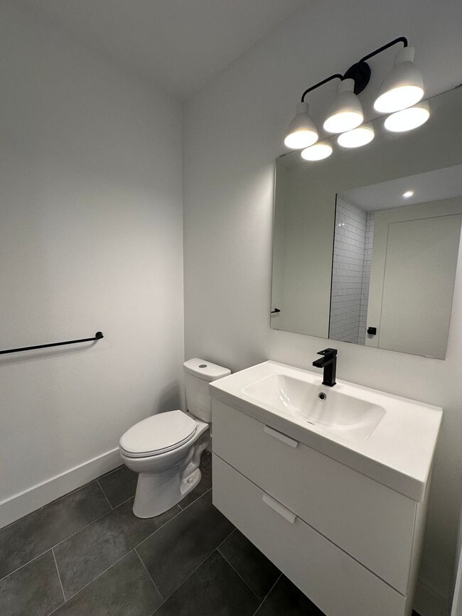 Building Photo - Recently Constructed, Modern 3 Bed / 3 Bath Bi Level Apartment Near Temple — Private Rooftop + Ba...