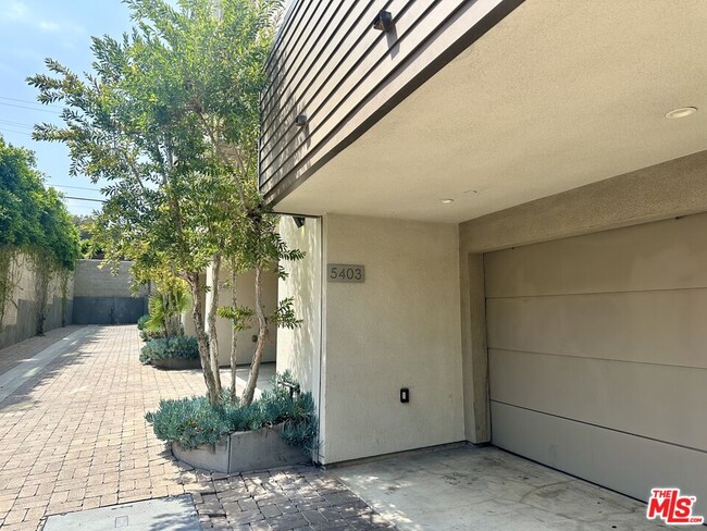 Building Photo - 5403 W Wilshire Vista Ln
