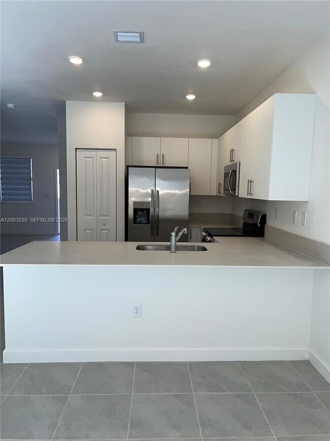 Building Photo - 2679 SE 25th Ter