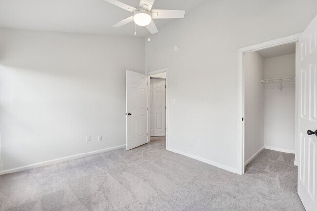 Building Photo - Beautiful 3-level colonial-style town home...