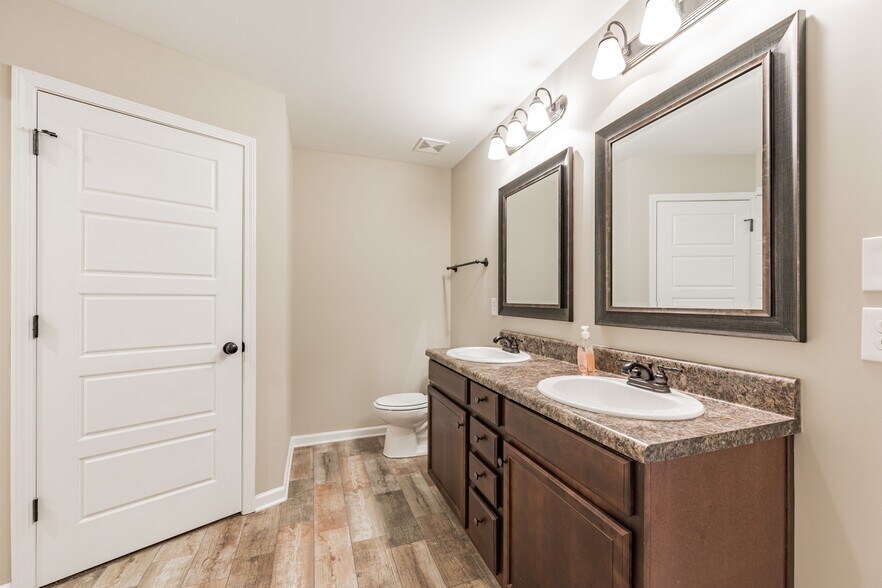 Building Photo - 6208 Mimosa Gardens Dr