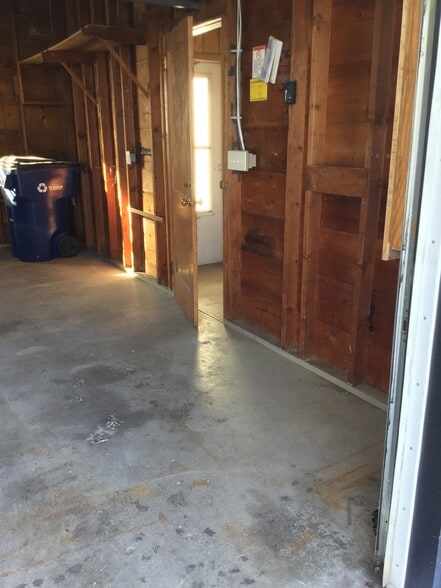 GARAGE - 115 19 1/2 Ave N
