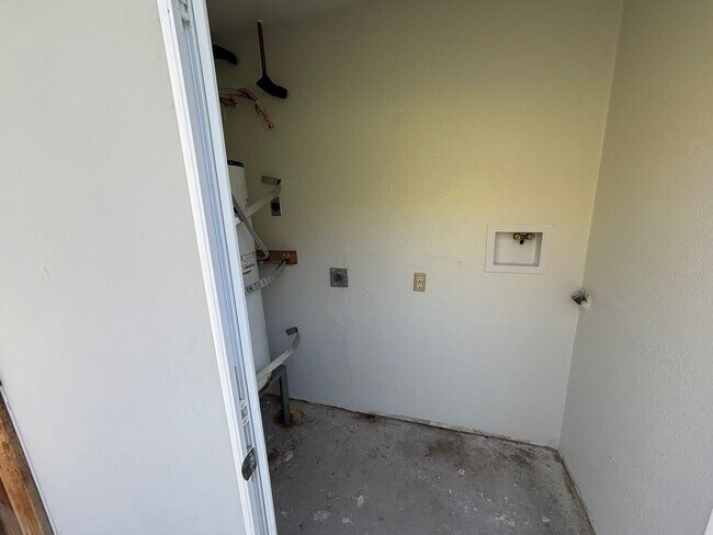 Building Photo - Single-Story Horse Property on 2 Acres in Canyon Country!