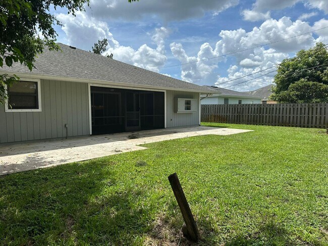 Building Photo - 1045 SW Bay State Rd