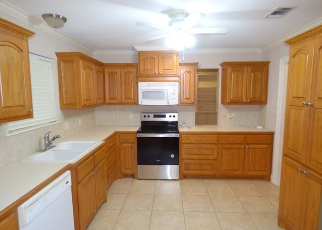 Building Photo - 636 St James Pl