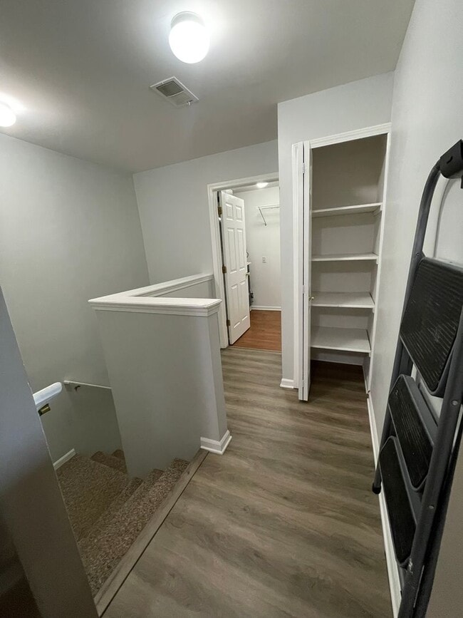 Building Photo - Bright Upper Condo with Garage | Near Shopping & Trails
