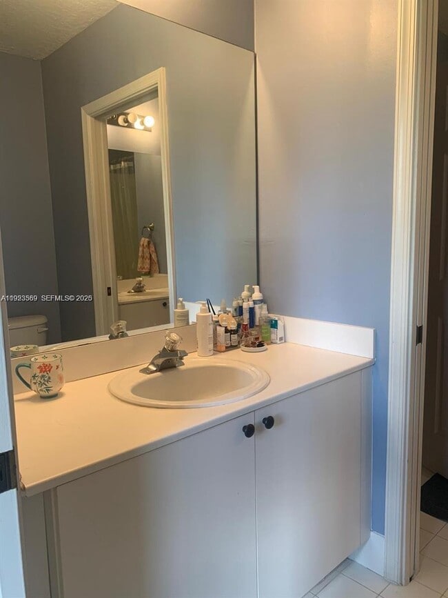 Building Photo - 390 City View Dr