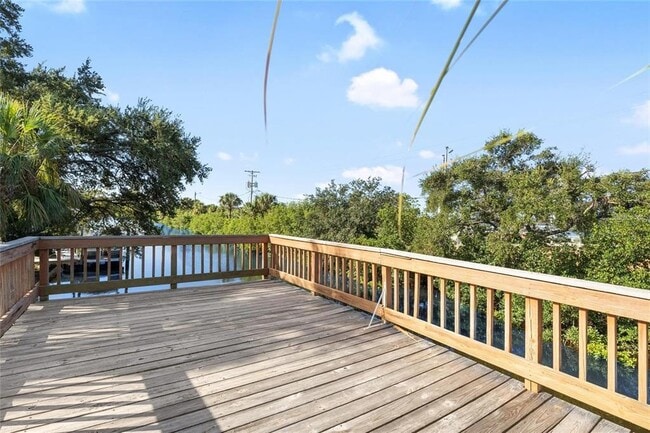 Building Photo - 8825 Oak St