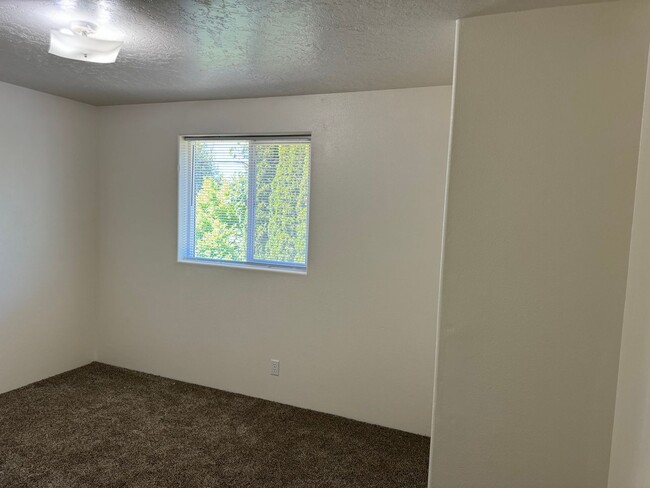 Building Photo - 4 bedroom 1.5 bathroom duplex | MOVE IN SPECIAL!