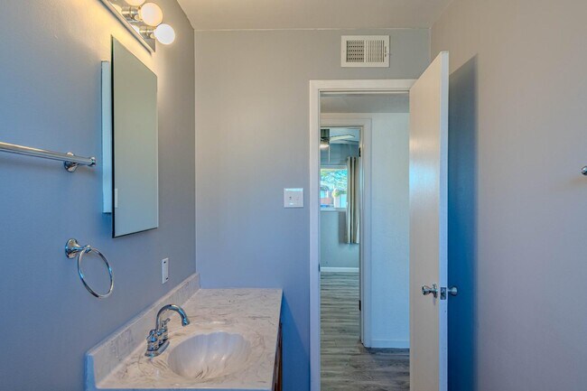 Building Photo - 1321 Delamar Ave NW