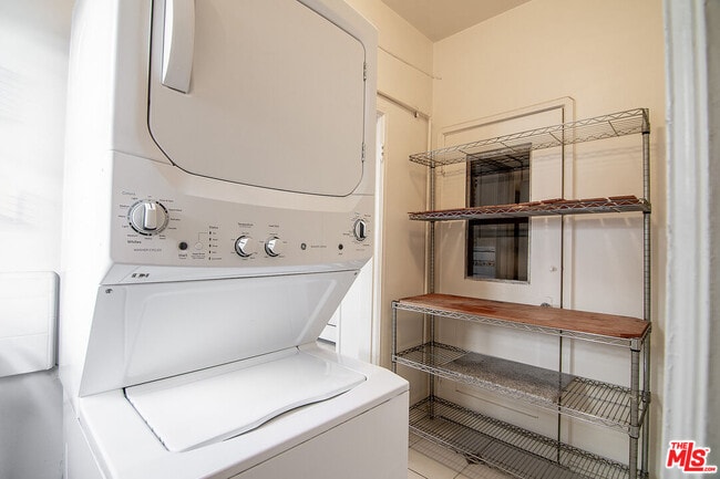 Building Photo - 1215 S Alfred St