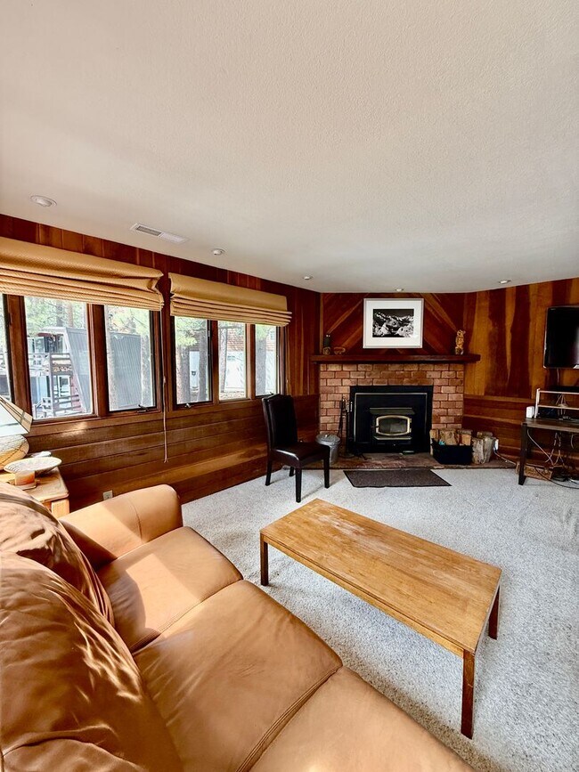 Building Photo - Furnished 3BD/2BA Near Eagle Lodge | Sunny Deck | Wood-Burning Fireplace | Garage