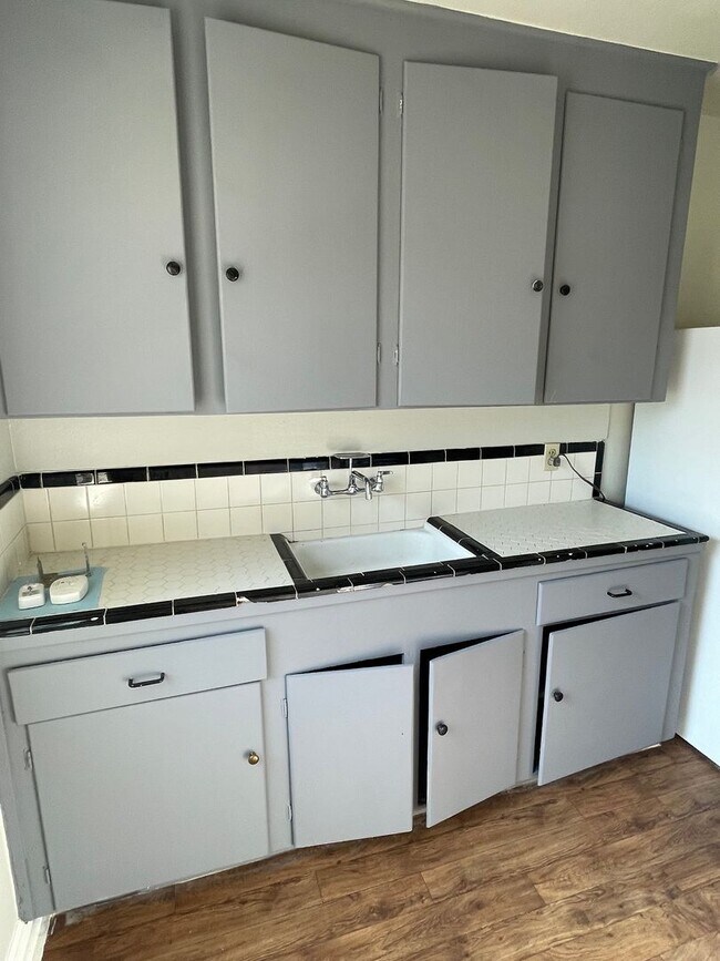 Building Photo - 1 BEDROOM DUPLEX BY TWU