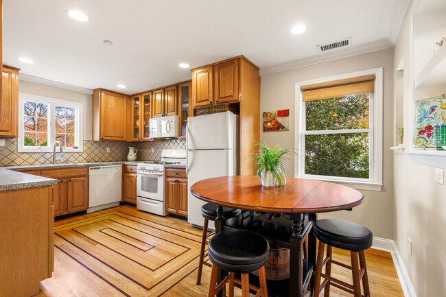 Building Photo - 2 Goldwin St