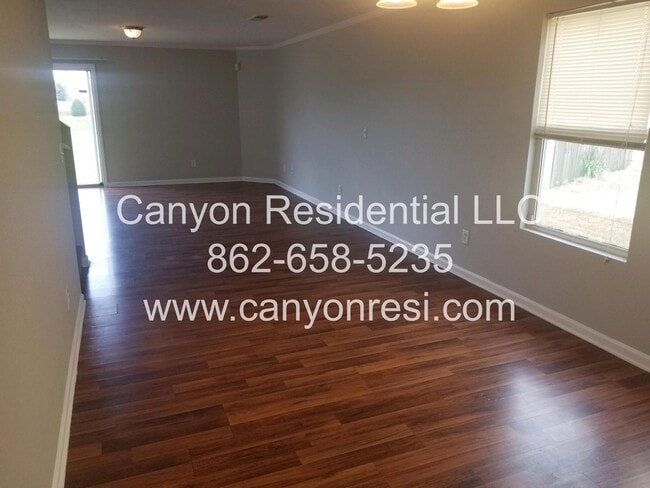 Building Photo - 103 Dormont Dr NE