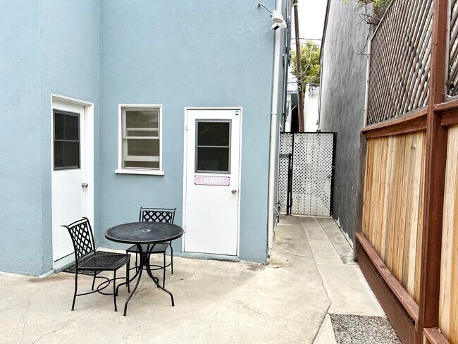 Building Photo - 828 7th St