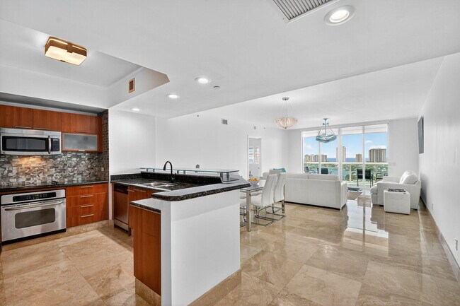 Building Photo - 2640 Lake Shore Dr