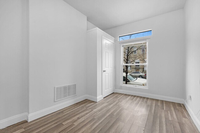 Building Photo - Beautifully Renovated 4 Bedroom 2.5 Bathroom Rental in McElderry Park VOUCHER Holders Wanted