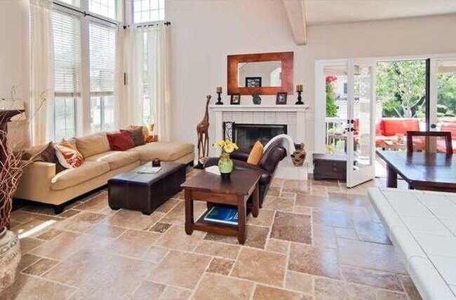 Building Photo - Large Carlsbad Townhouse, 2 Primary Bedroo...