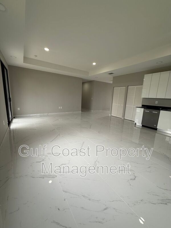 Building Photo - 2052 NE 18th Terrace