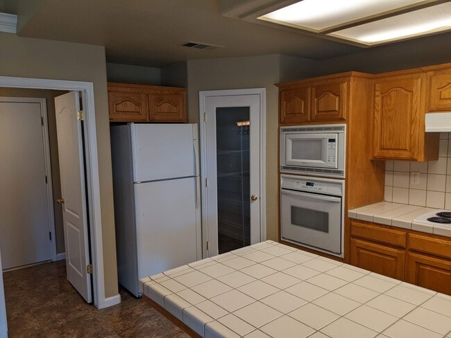 Building Photo - Wonderful home close to Clovis North and Copper River offering a large backyard, updated fixtures...