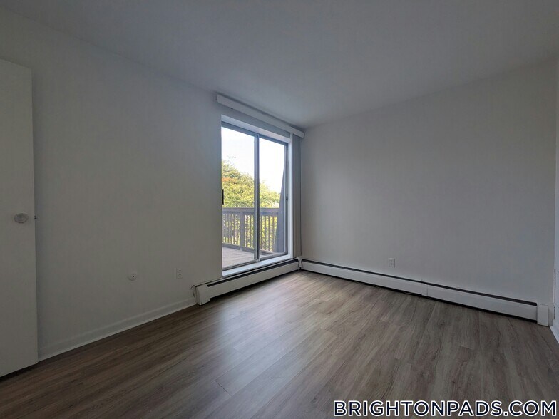Building Photo - 142 Kenrick St