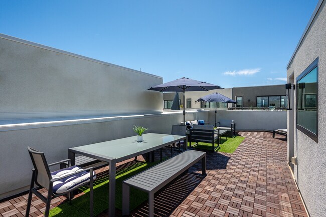 Building Photo - 281 W 8th St