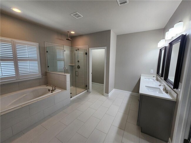 Building Photo - 4045 Brookview Dr