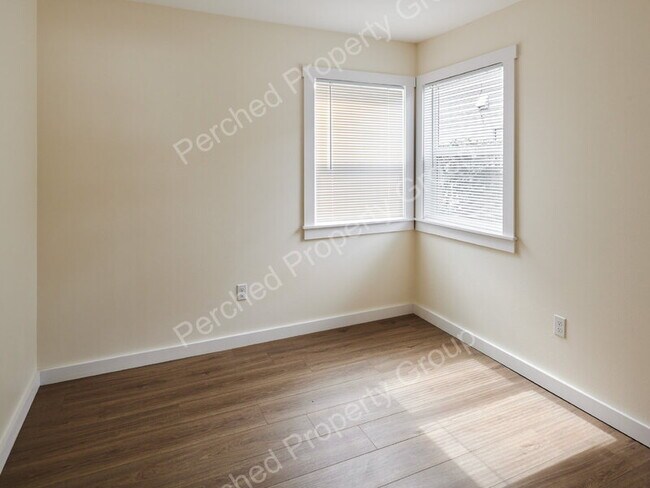 Building Photo - 7136 N Amherst St