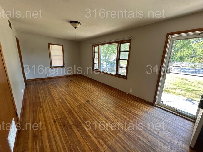 Building Photo - $925 - 2 bed 1 bath - Single Family Home