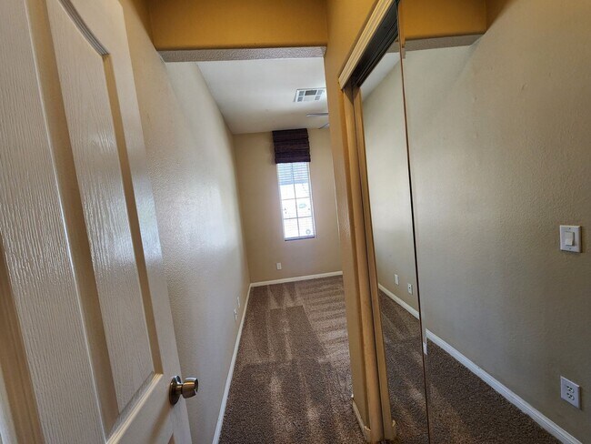 Building Photo - Stunning 4 Bed 3 Bath 2 Story Home with Loft