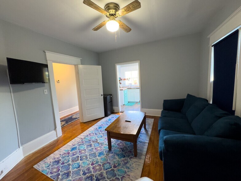 Building Photo - 1411 Clarke Ave SW