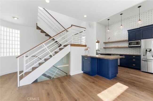 Building Photo - 1452 Loma Dr