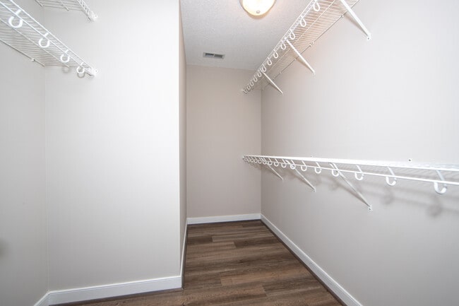 Primary Bedroom w/ walk in closet - 1508 Woodland Ct