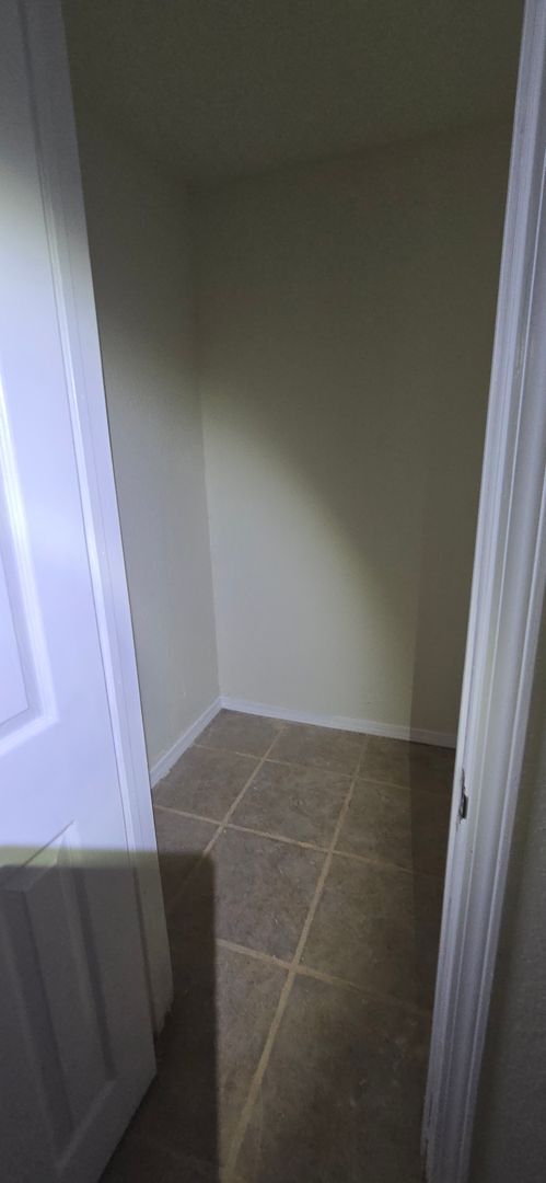 Building Photo - 5 Bedroom Duplex!!