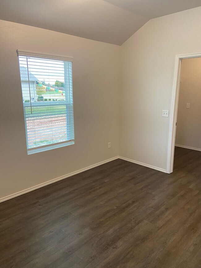 Building Photo - Move-In Ready! Charming 3-Bedroom, 2-Bath Home in Shadow Valley