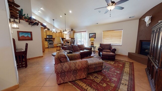 Building Photo - 3 Bedroom House by the Golf Course Fully Furnished