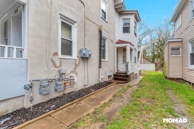 Building Photo - Charming 2BR Duplex in Salem