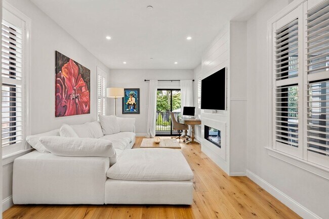 Building Photo - 722 E 5th St