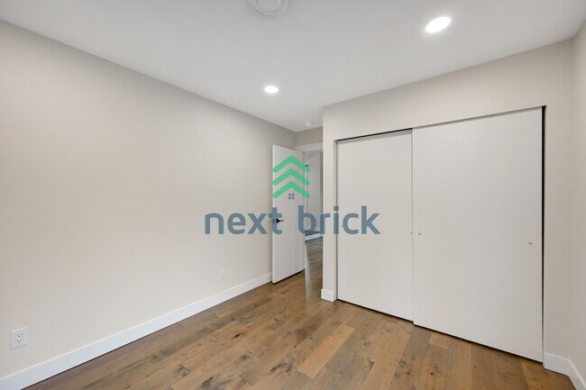 Building Photo - "Charming Bellevue 4-Bed Oasis with 2 Baths - Spacious 1560 Sq Ft Retreat!"