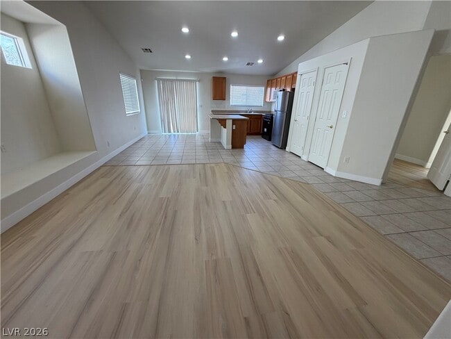Building Photo - 513 Lava Beds Way