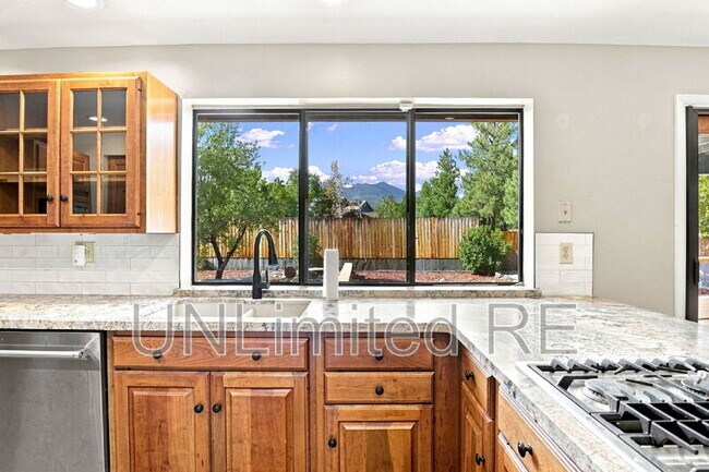 Building Photo - 2700 W Lynette Dr