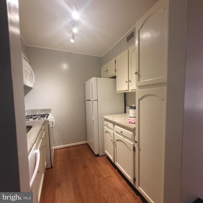 Building Photo - 5800 Cove Landing Rd