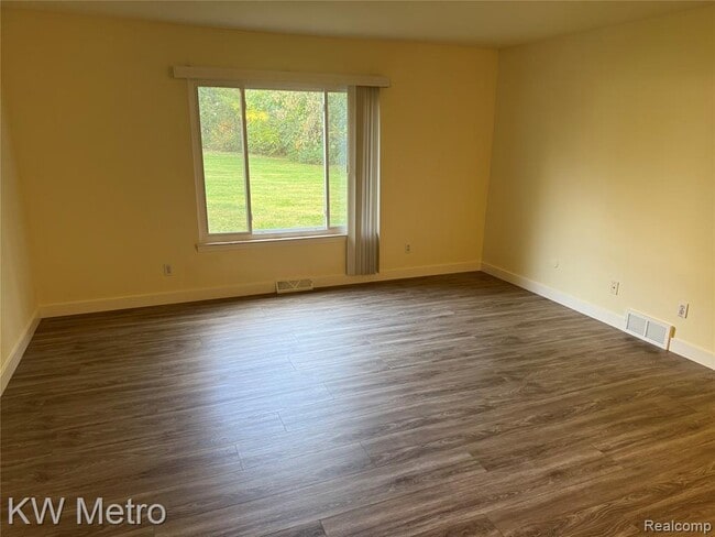 Building Photo - 2049 Duck Lake Rd N