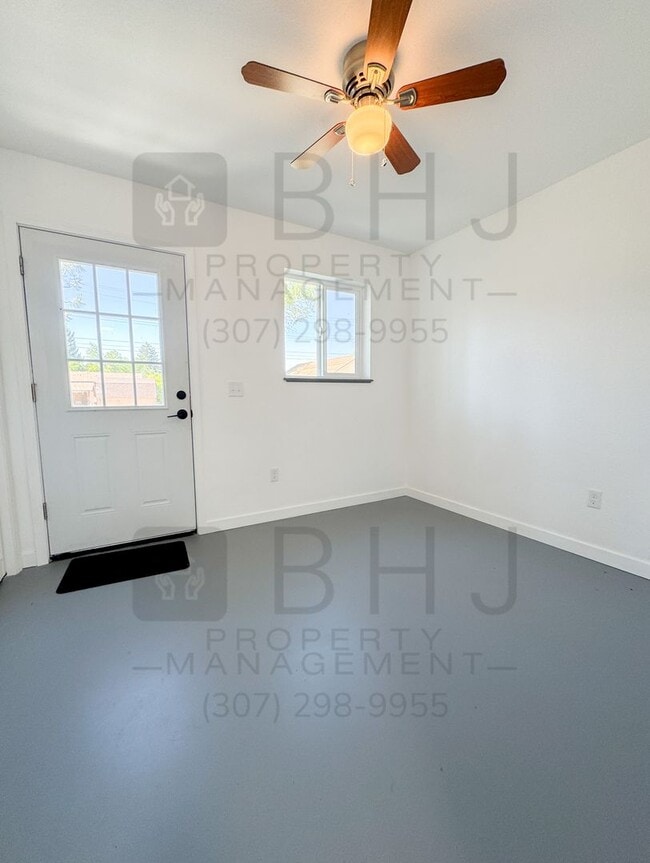 Building Photo - 520 Canby St