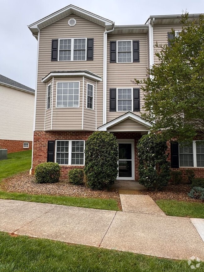 Building Photo - 3 Bedroom || 2 Full Bathroom & 2 Half Bath...