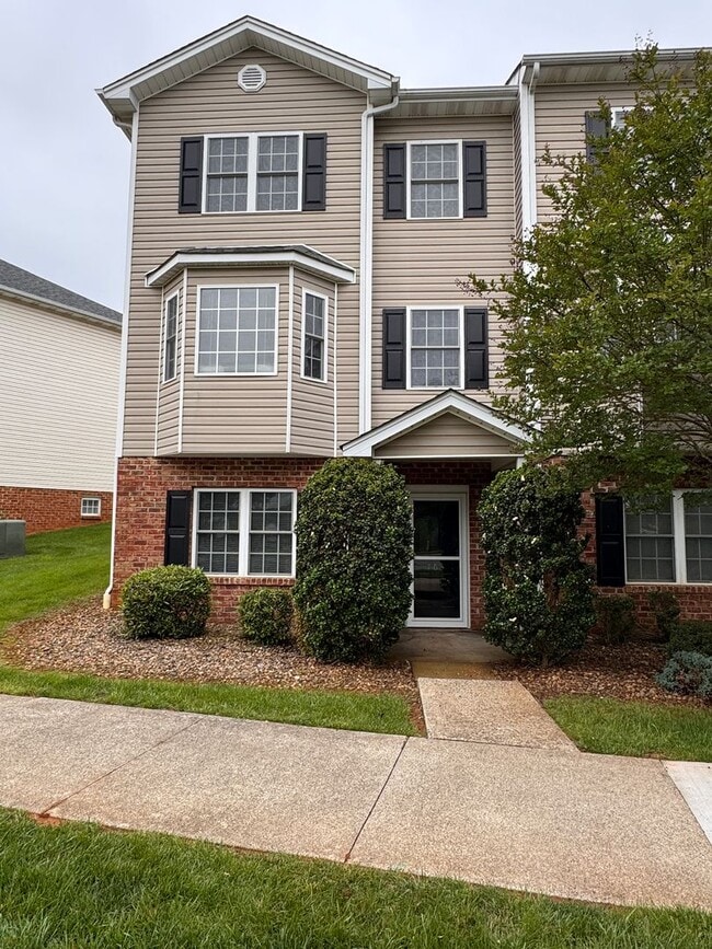 Building Photo - 3 Bedroom || 2 Full Bathroom & 2 Half Bathroom Townhome