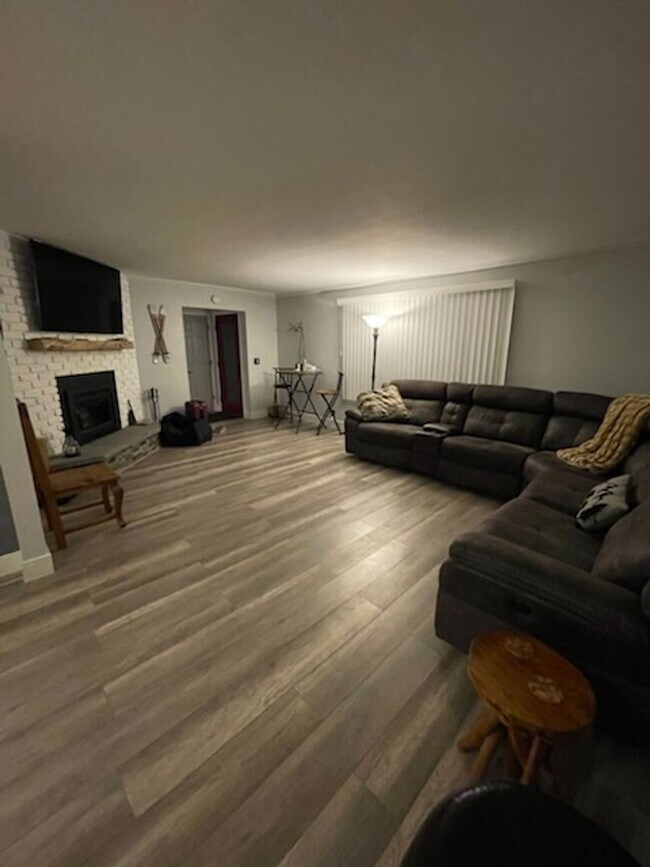 Building Photo - Large furnished mountaintop cabin with 2 car garage and hot tub