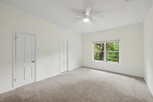 Building Photo - 10811 Hunters Forest Dr