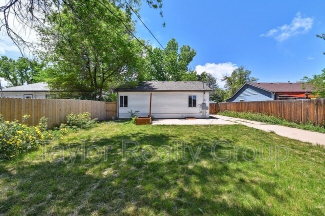 Building Photo - 1252 Xanthia St